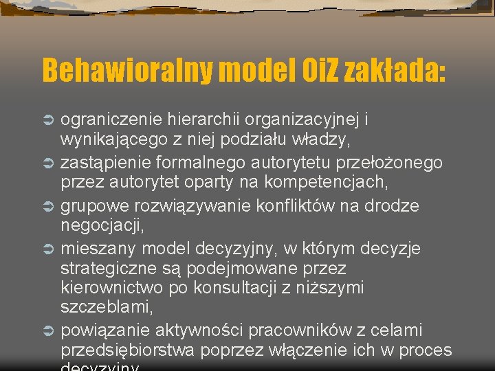 Behawioralny model Oi. Z zakłada: Ü Ü Ü ograniczenie hierarchii organizacyjnej i wynikającego z