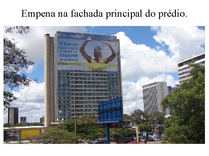 Empena na fachada principal do prédio. 