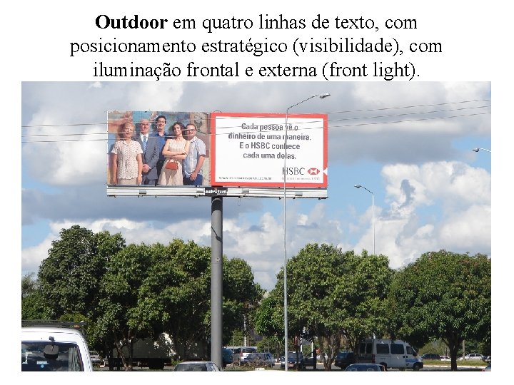 Outdoor em quatro linhas de texto, com posicionamento estratégico (visibilidade), com iluminação frontal e