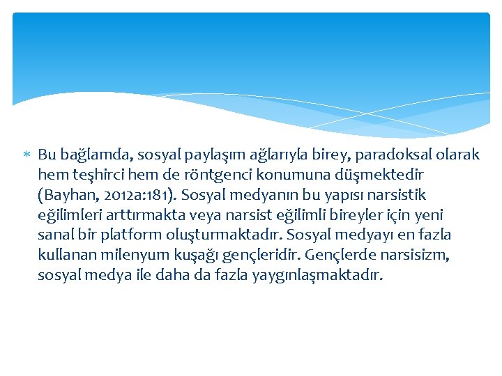  Bu bağlamda, sosyal paylaşım ağlarıyla birey, paradoksal olarak hem teşhirci hem de röntgenci