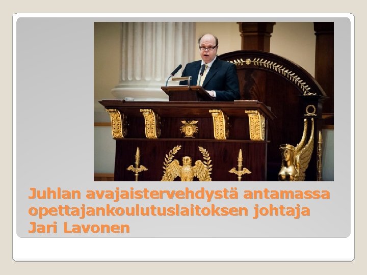 Juhlan avajaistervehdystä antamassa opettajankoulutuslaitoksen johtaja Jari Lavonen 