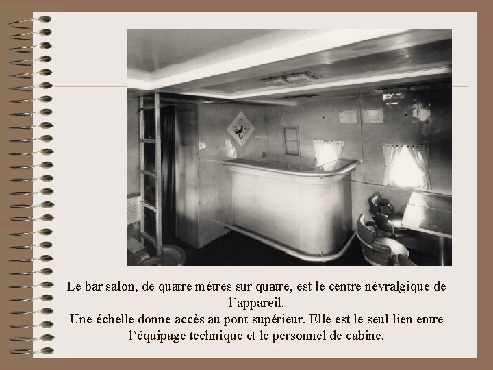 Le bar salon, de quatre mètres sur quatre, est le centre névralgique de l’appareil.
