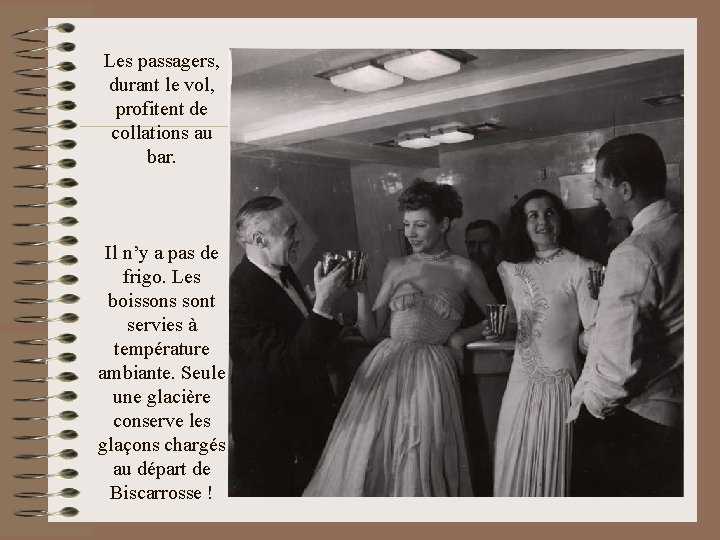 Les passagers, durant le vol, profitent de collations au bar. Il n’y a pas