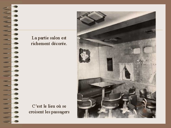 La partie salon est richement décorée. C’est le lieu où se croisent les passagers