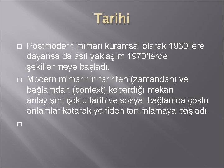Tarihi Postmodern mimari kuramsal olarak 1950’lere dayansa da asıl yaklaşım 1970’lerde şekillenmeye başladı. Modern