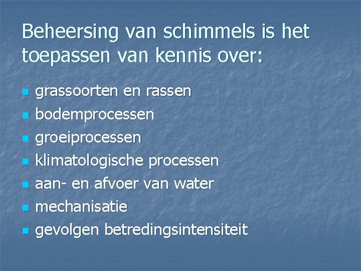 Beheersing van schimmels is het toepassen van kennis over: n n n n grassoorten