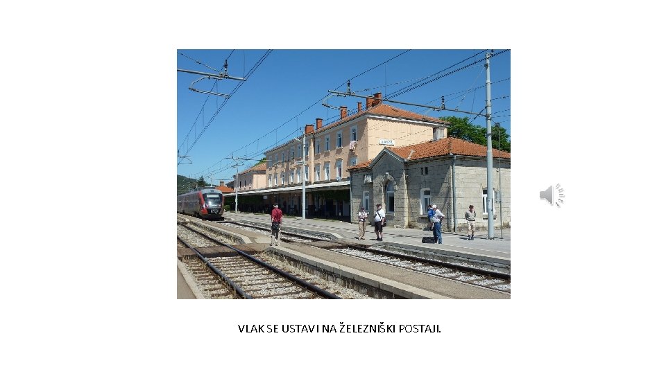 VLAK SE USTAVI NA ŽELEZNIŠKI POSTAJI. 