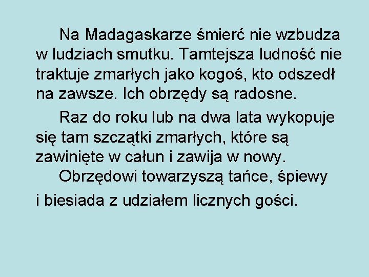 Na Madagaskarze śmierć nie wzbudza w ludziach smutku. Tamtejsza ludność nie traktuje zmarłych jako