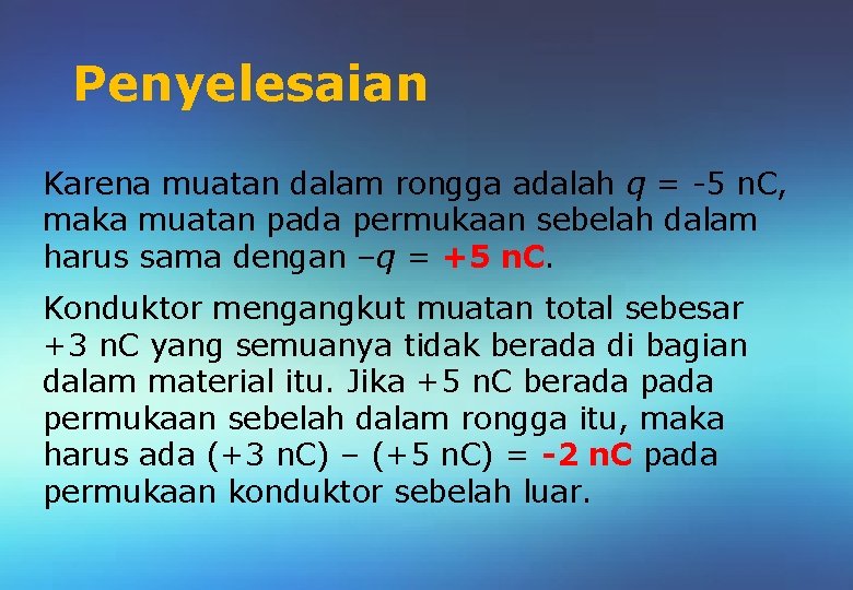 Penyelesaian Karena muatan dalam rongga adalah q = -5 n. C, maka muatan pada