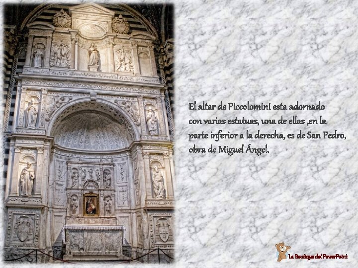 El altar de Piccolomini esta adornado con varias estatuas, una de ellas , en