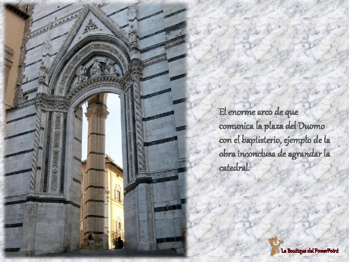 El enorme arco de que comunica la plaza del Duomo con el baptisterio, ejemplo