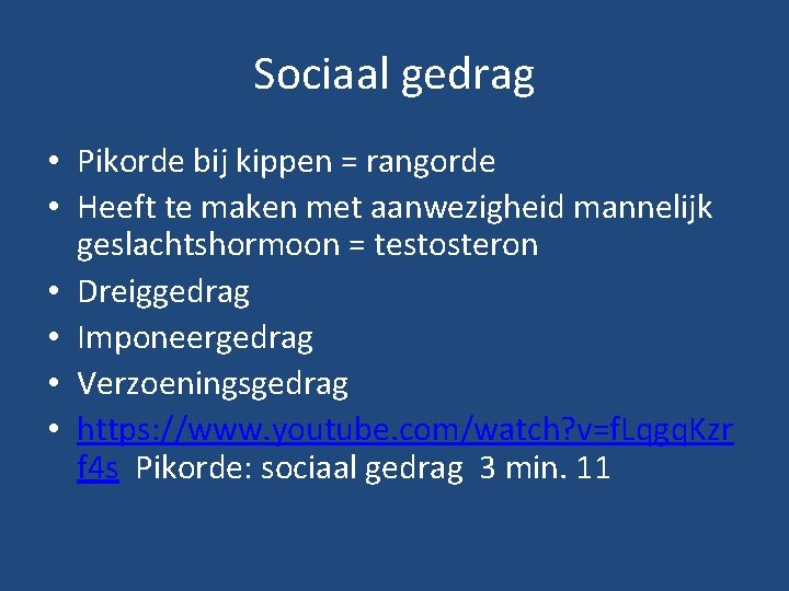 Sociaal gedrag • Pikorde bij kippen = rangorde • Heeft te maken met aanwezigheid Sociaal gedrag • Pikorde bij kippen = rangorde • Heeft te maken met aanwezigheid