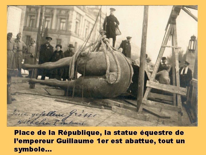 Place de la République, la statue équestre de l’empereur Guillaume 1 er est abattue,