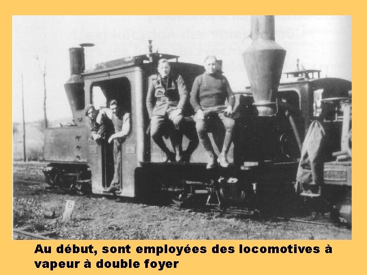 Au début, sont employées des locomotives à vapeur à double foyer 