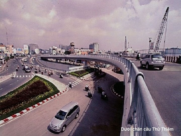 Dưới chân cầu Thủ Thiêm 