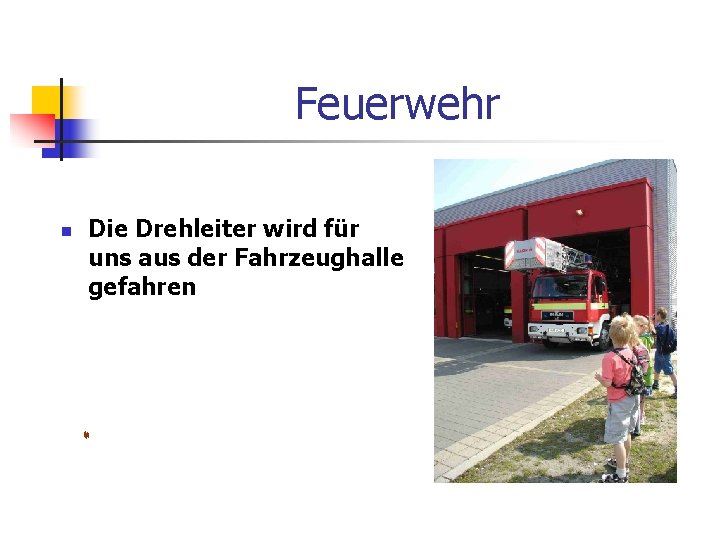 Feuerwehr n Die Drehleiter wird für uns aus der Fahrzeughalle gefahren 