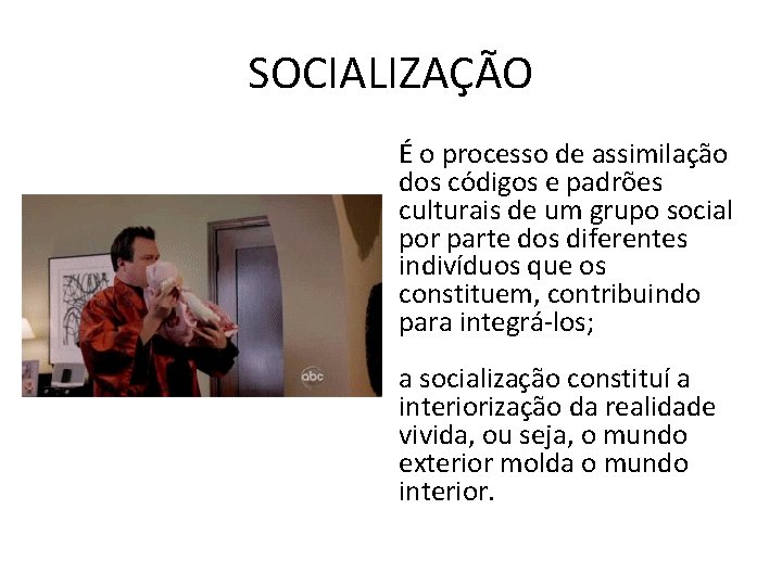 SOCIALIZAÇÃO É o processo de assimilação dos códigos e padrões culturais de um grupo