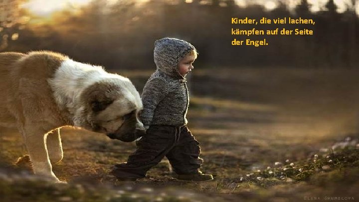 Kinder, die viel lachen, kämpfen auf der Seite der Engel. 