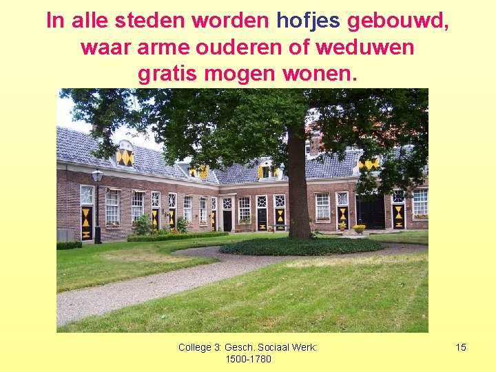 In alle steden worden hofjes gebouwd, waar arme ouderen of weduwen gratis mogen wonen.