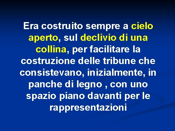 Era costruito sempre a cielo aperto, sul declivio di una collina, per facilitare la