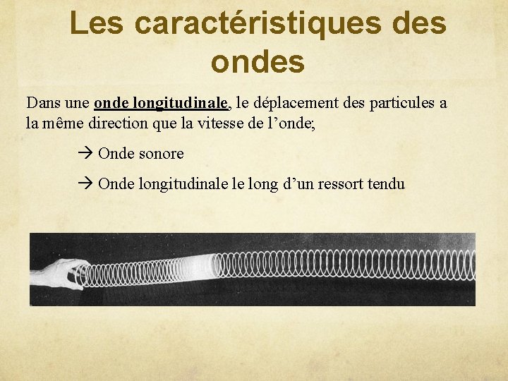 Les caractéristiques des ondes Dans une onde longitudinale, le déplacement des particules a la Les caractéristiques des ondes Dans une onde longitudinale, le déplacement des particules a la