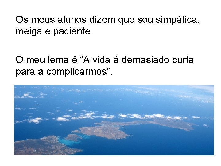 Os meus alunos dizem que sou simpática, meiga e paciente. O meu lema é