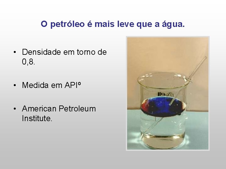 O petróleo é mais leve que a água. • Densidade em torno de 0,