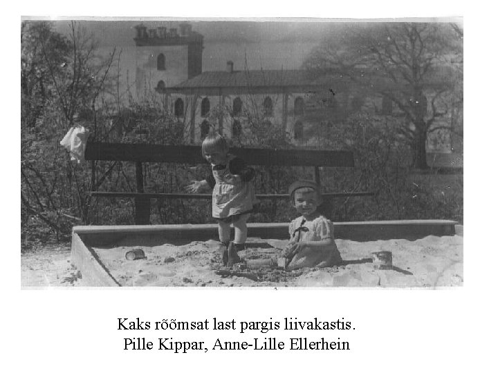 Kaks rõõmsat last pargis liivakastis. Pille Kippar, Anne-Lille Ellerhein 