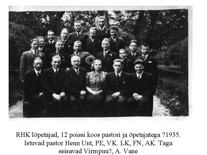 RHK lõpetajad, 12 poissi koos pastori ja õpetajatega ? 1935. Istuvad pastor Henn Unt,