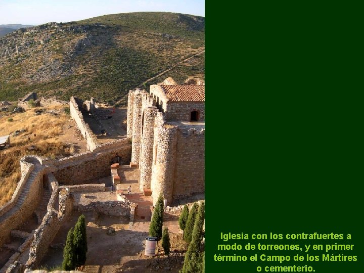 Iglesia con los contrafuertes a modo de torreones, y en primer término el Campo