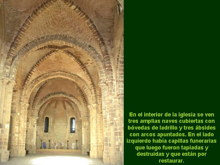 En el interior de la iglesia se ven tres amplias naves cubiertas con bóvedas