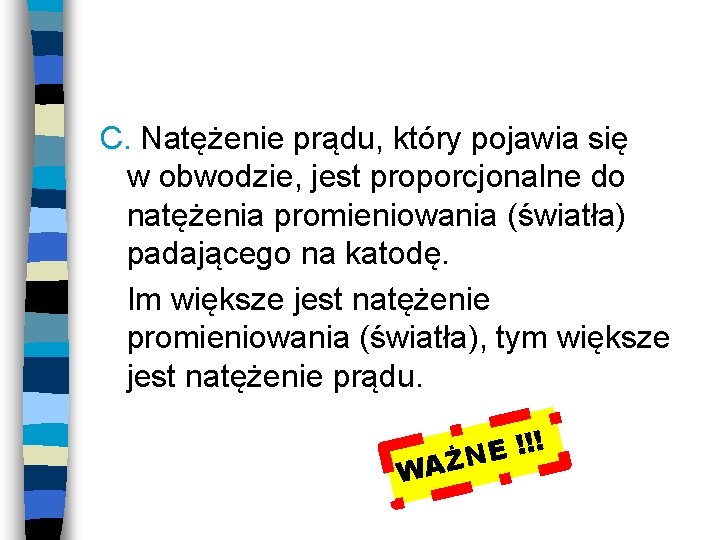 C. Natężenie prądu, który pojawia się w obwodzie, jest proporcjonalne do natężenia promieniowania (światła)