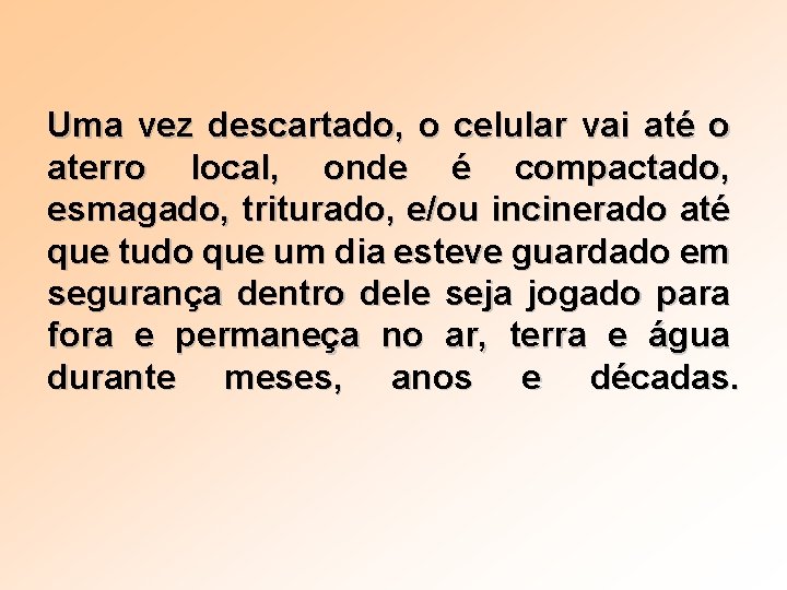 Uma vez descartado, o celular vai até o aterro local, onde é compactado, esmagado,