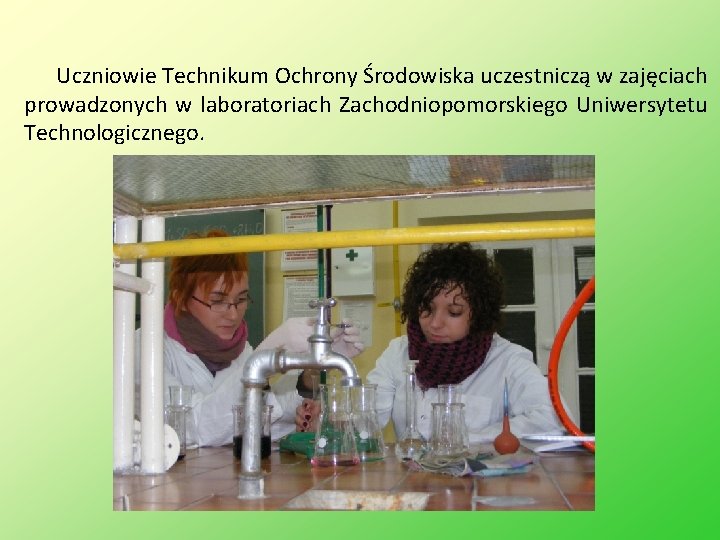 Uczniowie Technikum Ochrony Środowiska uczestniczą w zajęciach prowadzonych w laboratoriach Zachodniopomorskiego Uniwersytetu Technologicznego. 