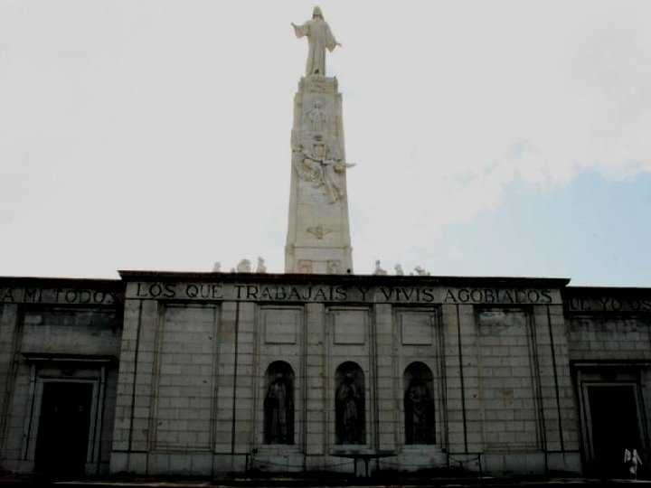 OCHO AÑOS DESPUÉS, FRANCO ORDENÓ LA CONSTRUCCIÓN DE UN NUEVO MONUMENTO, UBICADO FRENTE AL