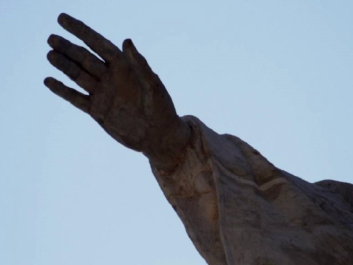 DETALLE DEL MONUMENTO. SE PUEDEN HACER UNA IDEA DEL TAMAÑO COMPARANDOLO CON LAS PERSONAS