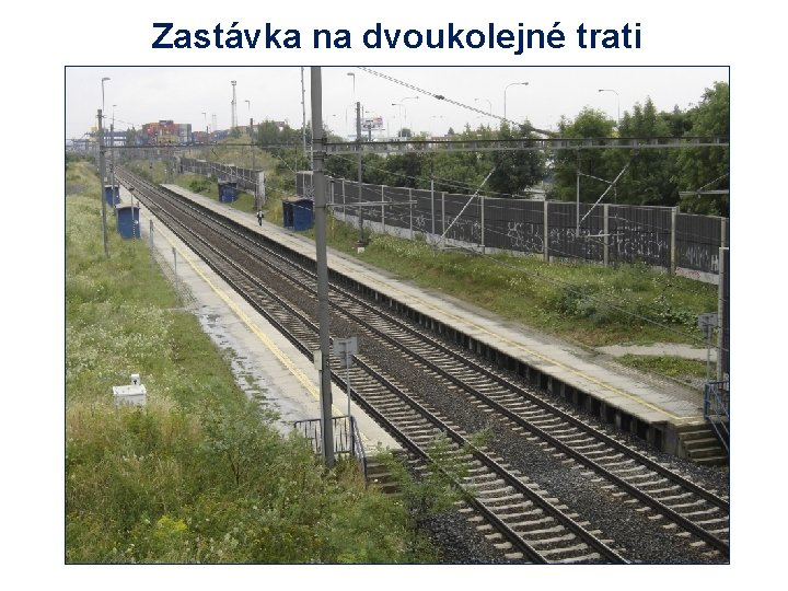 Zastávka na dvoukolejné trati 