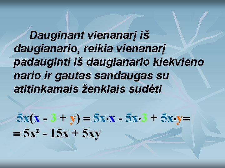 Dauginant vienanarį iš daugianario, reikia vienanarį padauginti iš daugianario kiekvieno nario ir gautas sandaugas