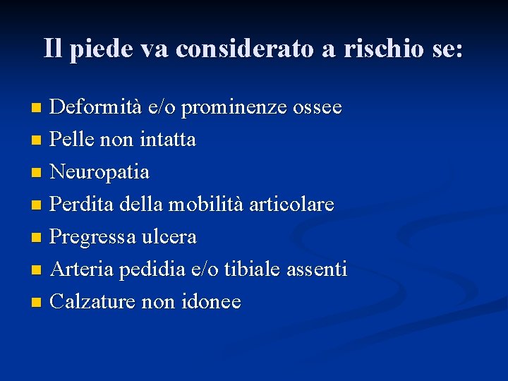 Il piede va considerato a rischio se: Deformità e/o prominenze ossee n Pelle non Il piede va considerato a rischio se: Deformità e/o prominenze ossee n Pelle non