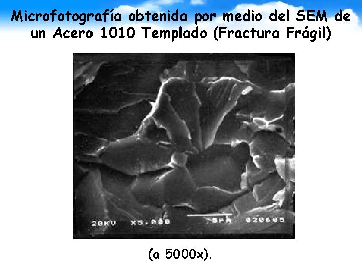 Microfotografía obtenida por medio del SEM de un Acero 1010 Templado (Fractura Frágil) (a