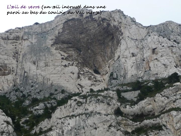 L’œil de verre (un œil incrusté dans une paroi au bas du couloir du