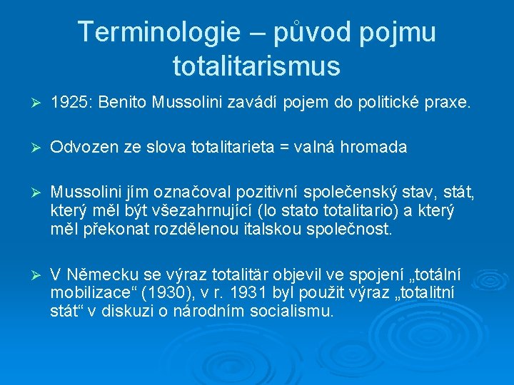 Terminologie – původ pojmu totalitarismus Ø 1925: Benito Mussolini zavádí pojem do politické praxe.