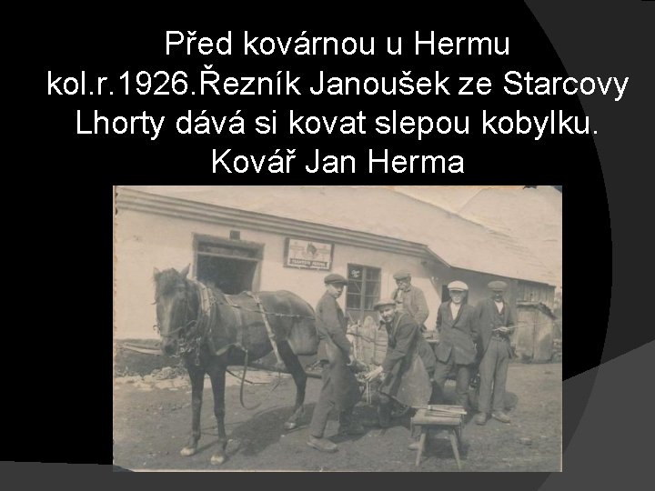 Před kovárnou u Hermu kol. r. 1926. Řezník Janoušek ze Starcovy Lhorty dává si