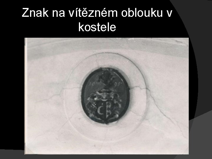 Znak na vítězném oblouku v kostele 