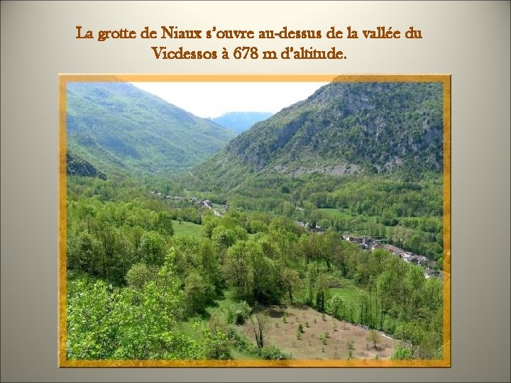 La grotte de Niaux s’ouvre au-dessus de la vallée du Vicdessos à 678 m