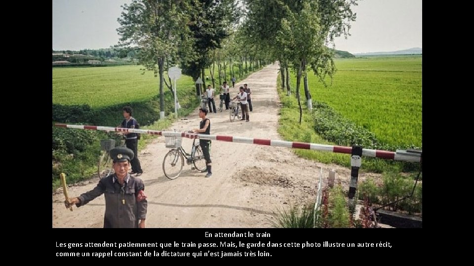 En attendant le train Les gens attendent patiemment que le train passe. Mais, En attendant le train Les gens attendent patiemment que le train passe. Mais,