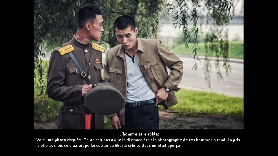 L’homme et le soldat Voici une photo risquée. On ne sait pas à L’homme et le soldat Voici une photo risquée. On ne sait pas à