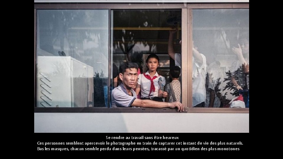 Se rendre au travail sans être heureux Ces personnes semblent apercevoir le photographe Se rendre au travail sans être heureux Ces personnes semblent apercevoir le photographe
