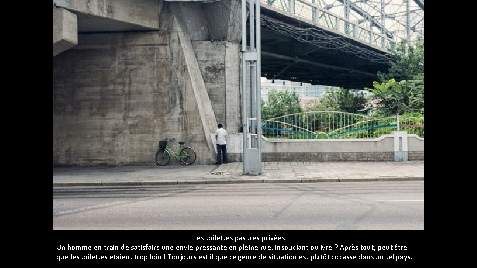 Les toilettes pas très privées Un homme en train de satisfaire une envie Les toilettes pas très privées Un homme en train de satisfaire une envie
