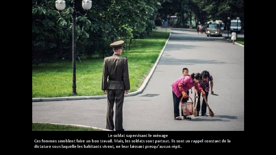Le soldat supervisant le ménage Ces femmes semblent faire un bon travail. Mais, les Le soldat supervisant le ménage Ces femmes semblent faire un bon travail. Mais, les